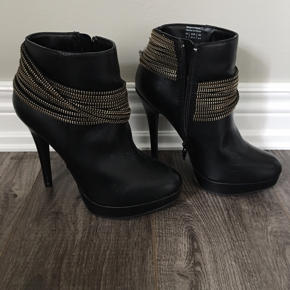 black 5” heel with gold zipper detailing